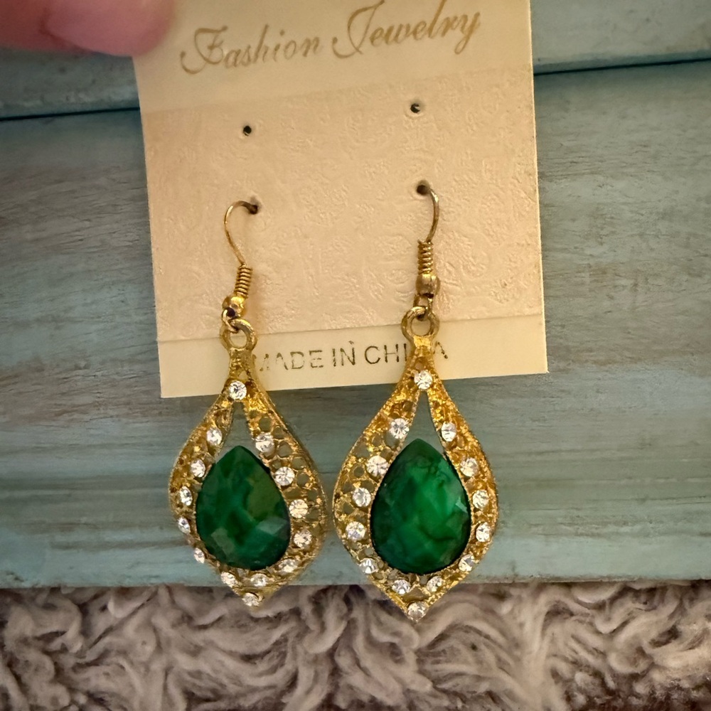 🌸 4 for $10 NWT Green and Gold Teardrop Earrings